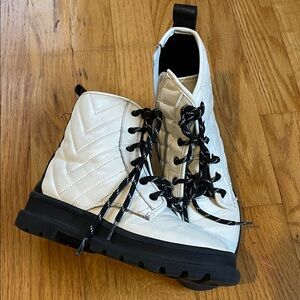 Girls White Quilted Zip Up Boots